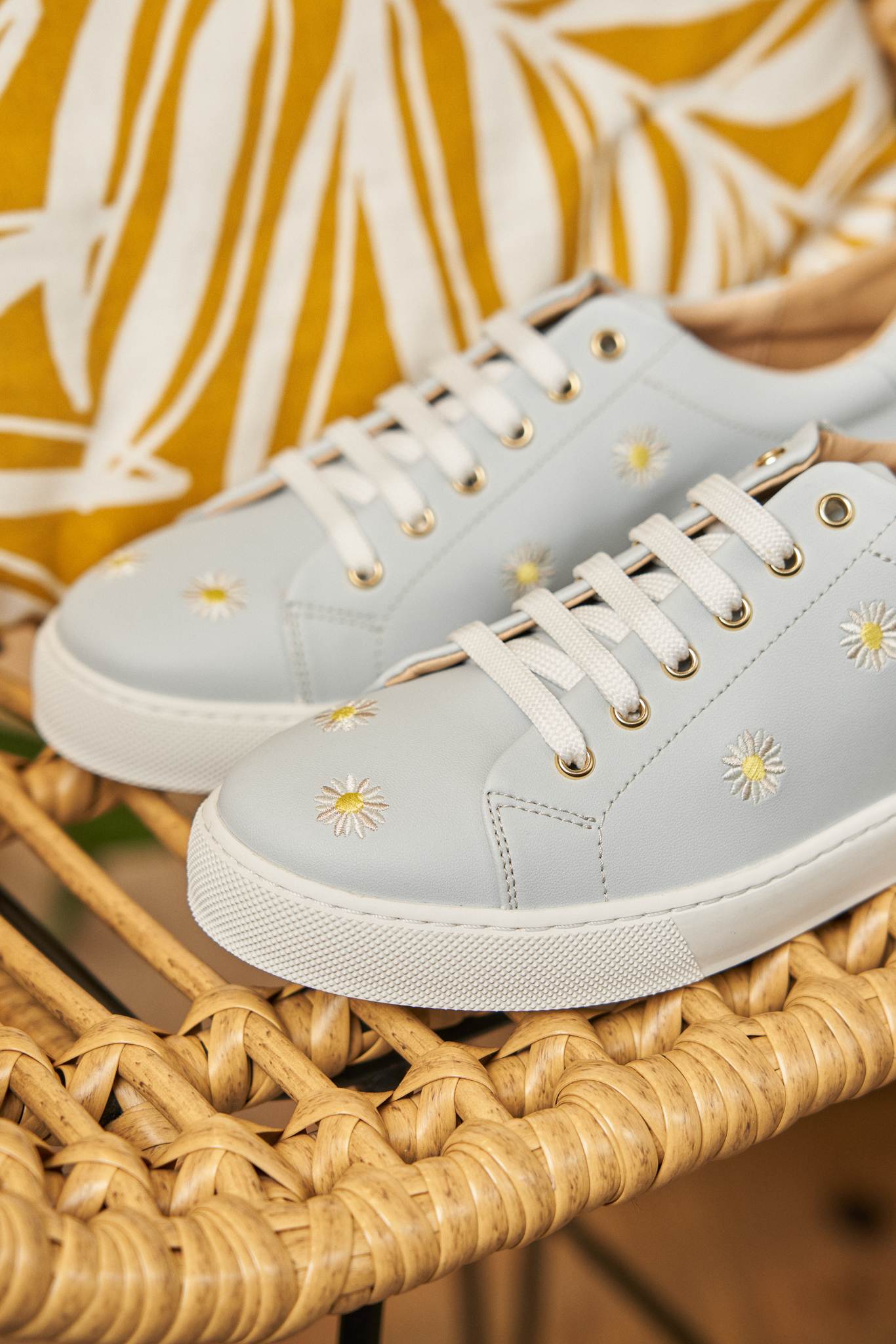 Baskets bleues ciel brodées marguerites pour femme vegan écologiques recyclées Minuit sur Terre