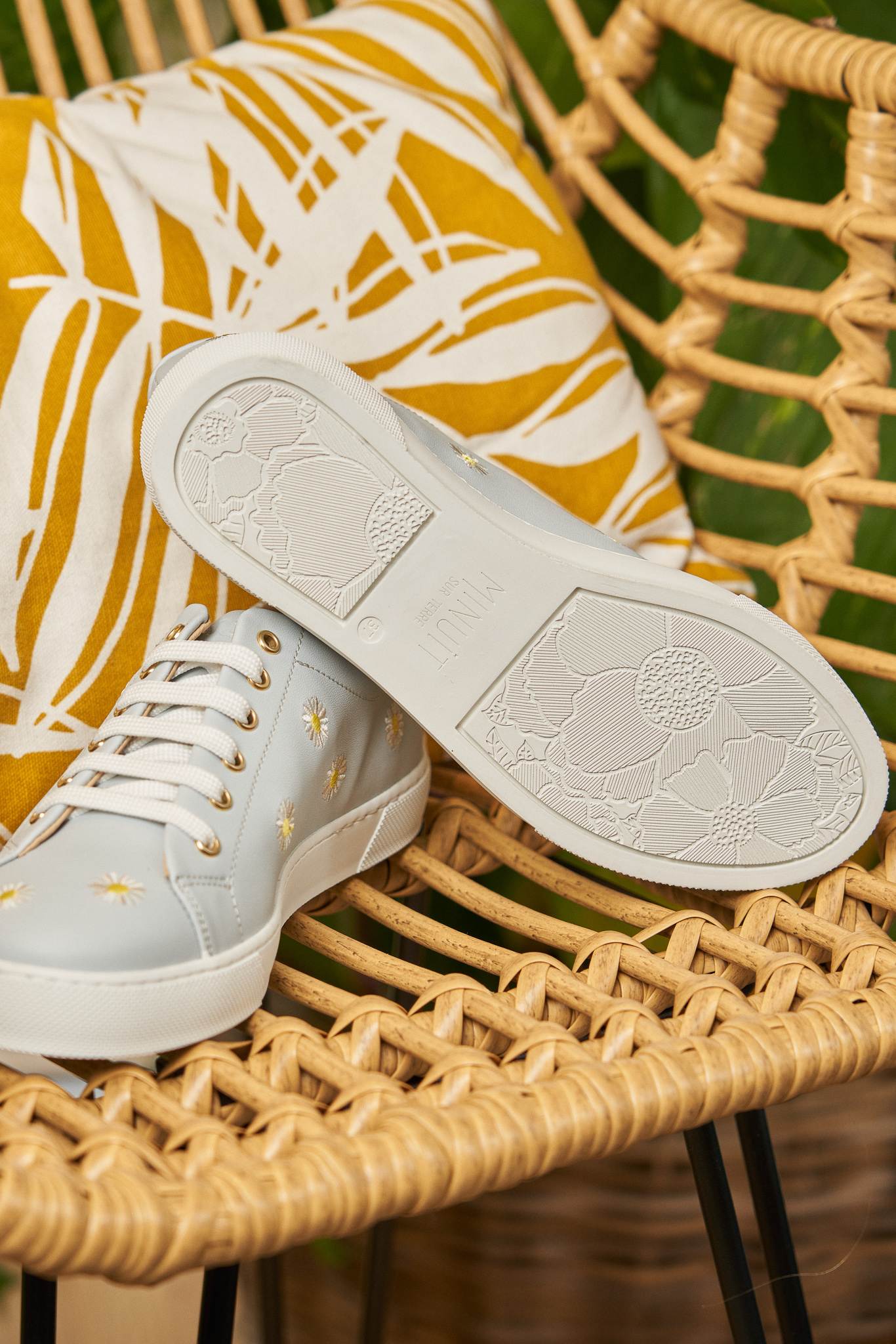 Baskets bleues ciel brodées marguerites pour femme vegan écologiques recyclées Minuit sur Terre