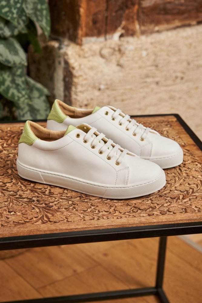 Baskets blanches et vertes imitation crocodile pour femme Virevolte vegan écologiques recyclées Minuit sur Terre