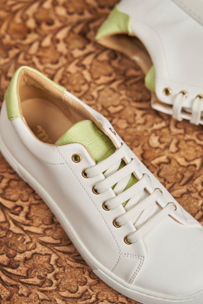 Baskets blanches et vertes imitation crocodile pour femme Virevolte vegan écologiques recyclées Minuit sur Terre