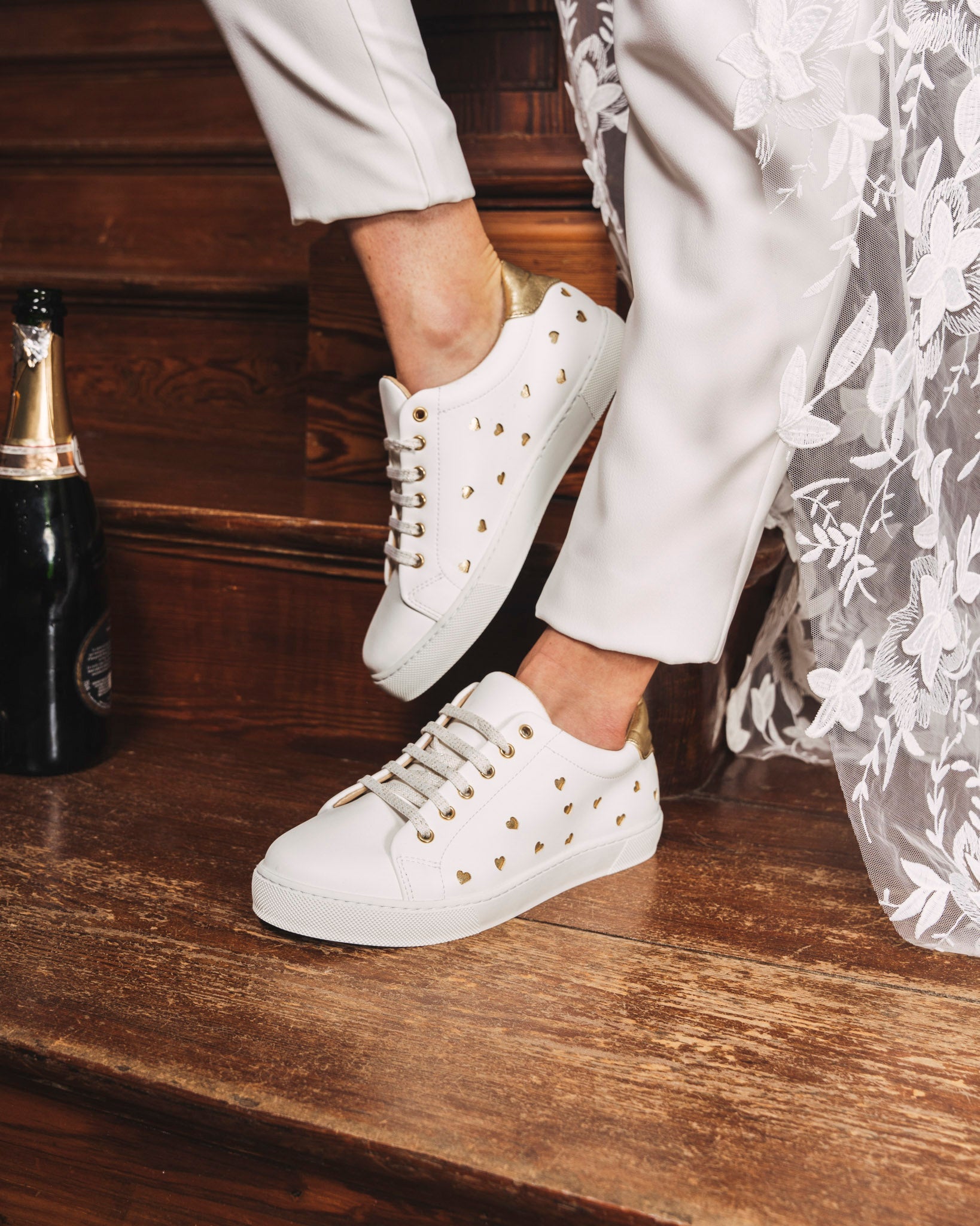 Baskets blanches coeurs dorés pour femme vegan écologiques recyclées Virevolte Minuit sur Terre