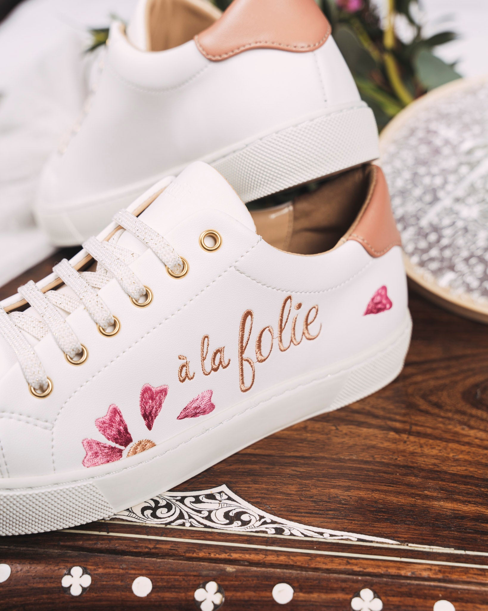 Baskets blanches vegan femme brodées à la folie recyclées écologiques Virevolte Minuit sur Terre