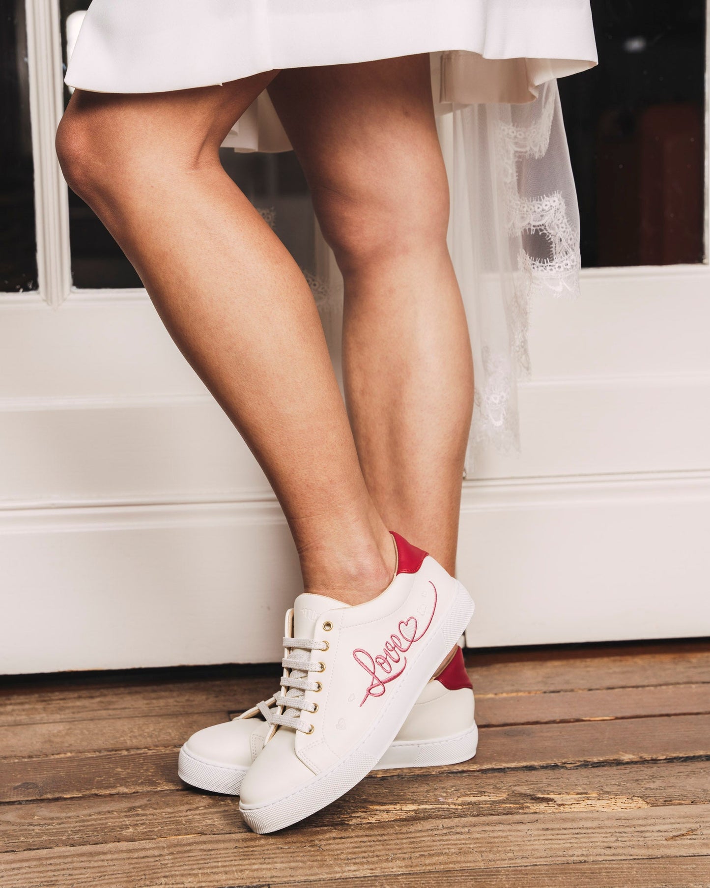 Baskets blanches et roses brodées love pour femme vegan écologiques recyclées Virevolte Minuit sur Terre