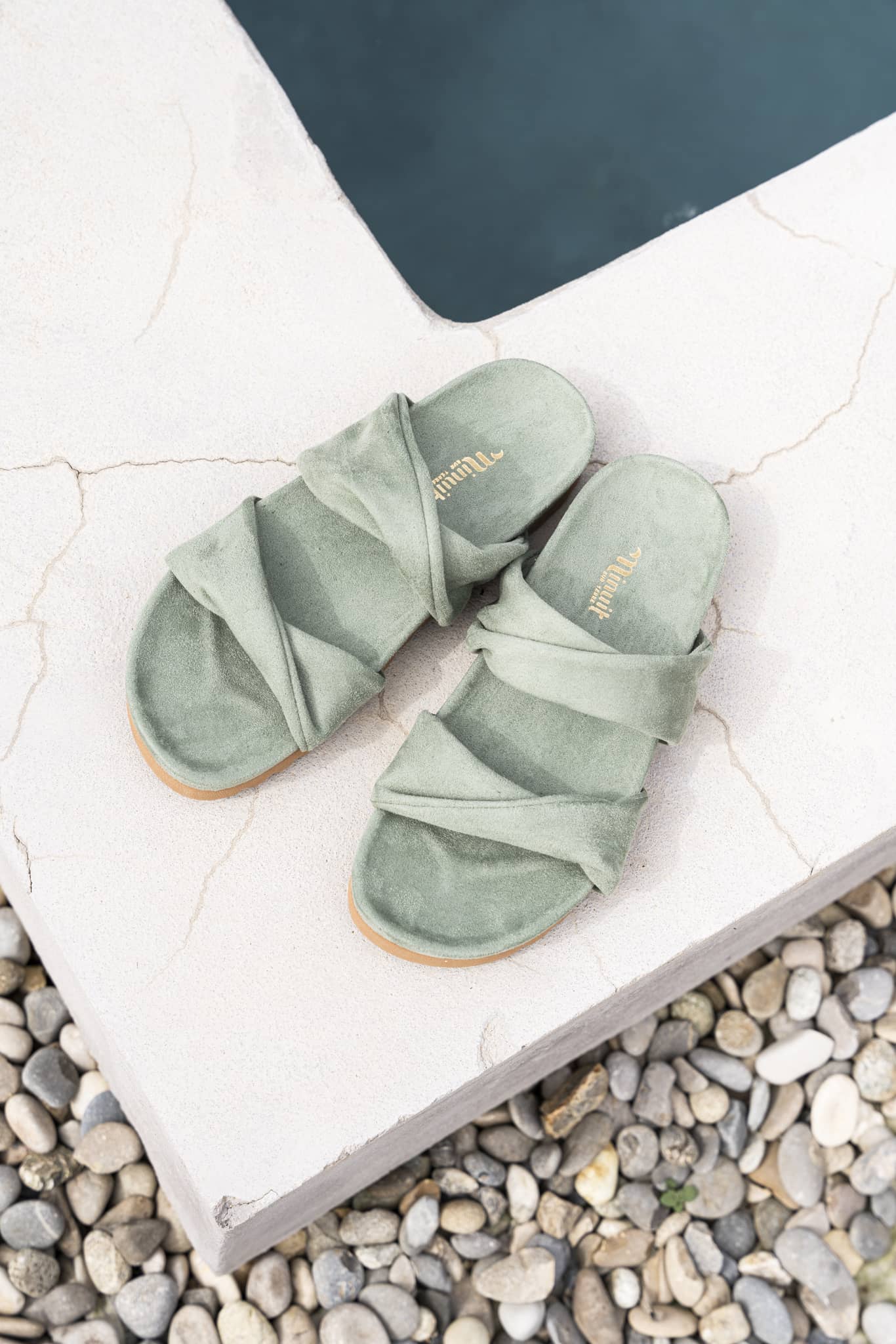 Sandales plates vert sauge vegan écologiques recyclées Garrigue Minuit sur Terre