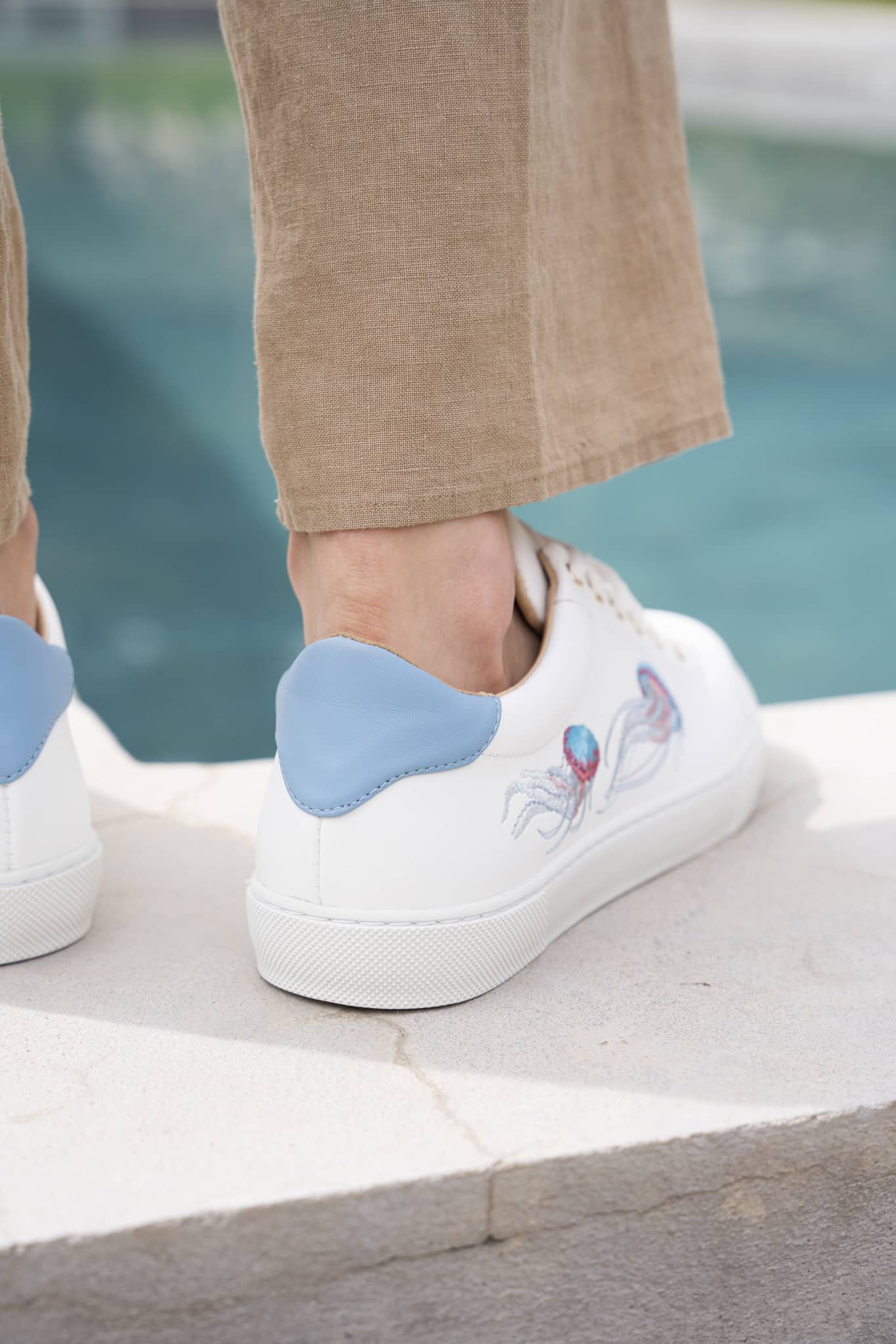 Baskets vegan recyclées écologiques brodées méduses Virevolte Minuit sur Terre