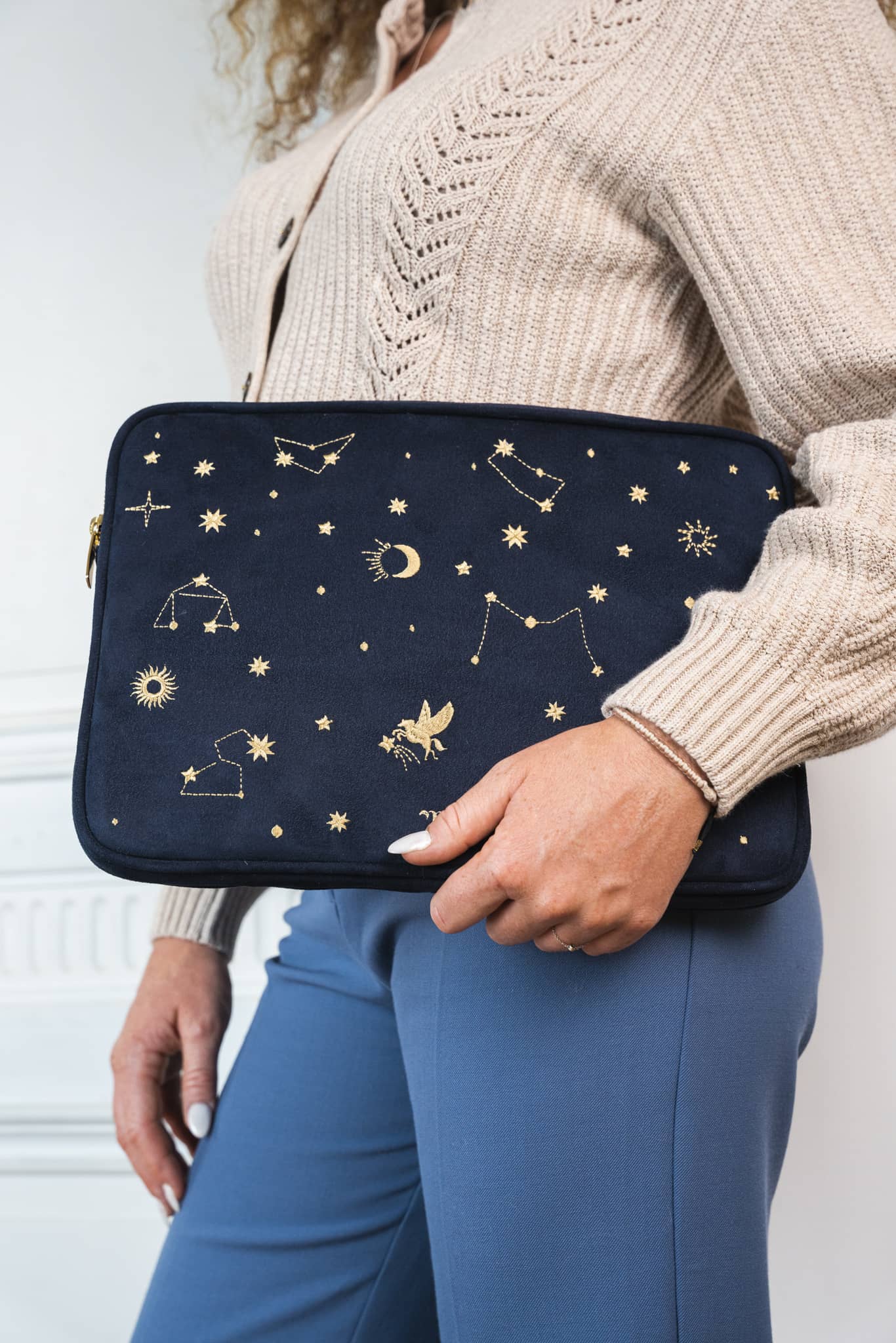 Housse d'ordinateur brodées astro étoiles constellations recyclée écologique vegan 13 pouces Rosa Minuit sur Terre