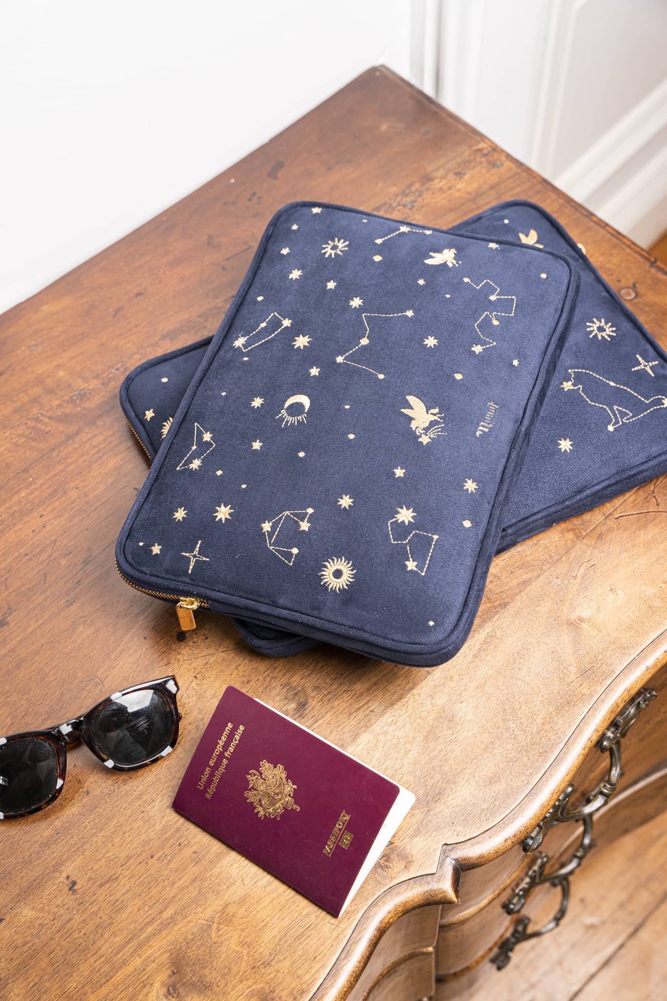 Housse d'ordinateur brodées astro étoiles constellations recyclée écologique vegan 13 pouces Rosa Minuit sur Terre