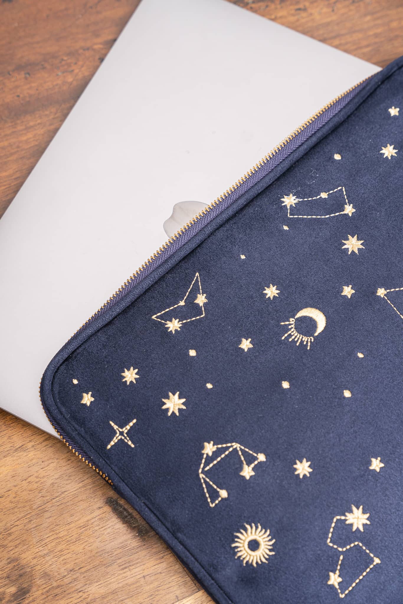 Housse d'ordinateur brodées astro étoiles constellations recyclée écologique vegan 13 pouces Rosa Minuit sur Terre