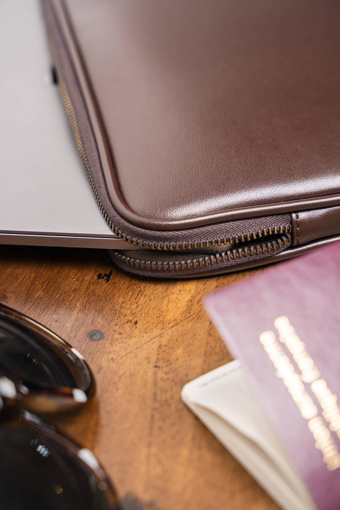 Pochette d'ordinateur marron chocolat 13 pouces écoresponsable recyclée vegan Rosa Minuit sur Terre