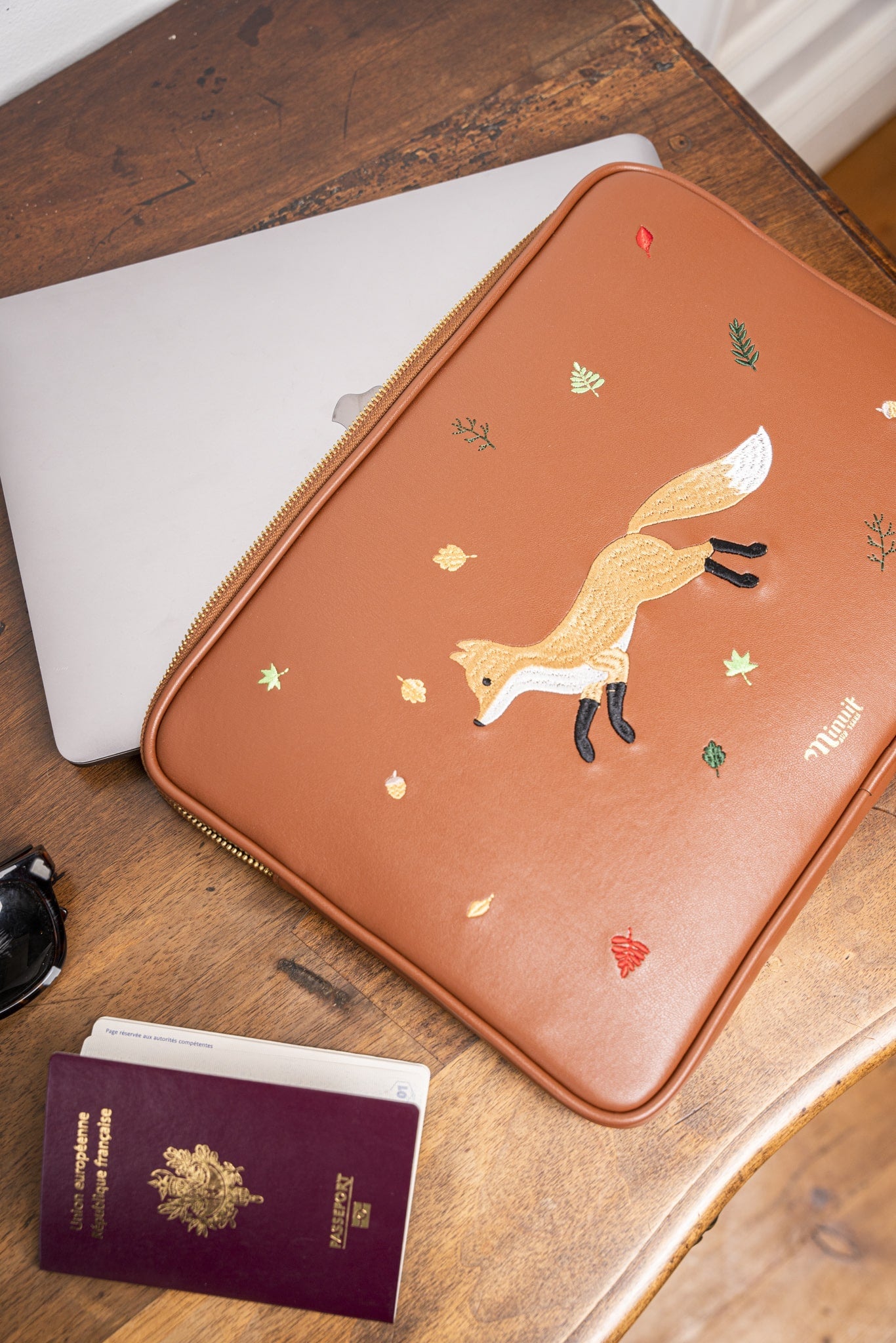 Housse d'ordinateur marron camel broderie renard 13 pouces écologique recyclée vegan Rosa Minuit sur Terre