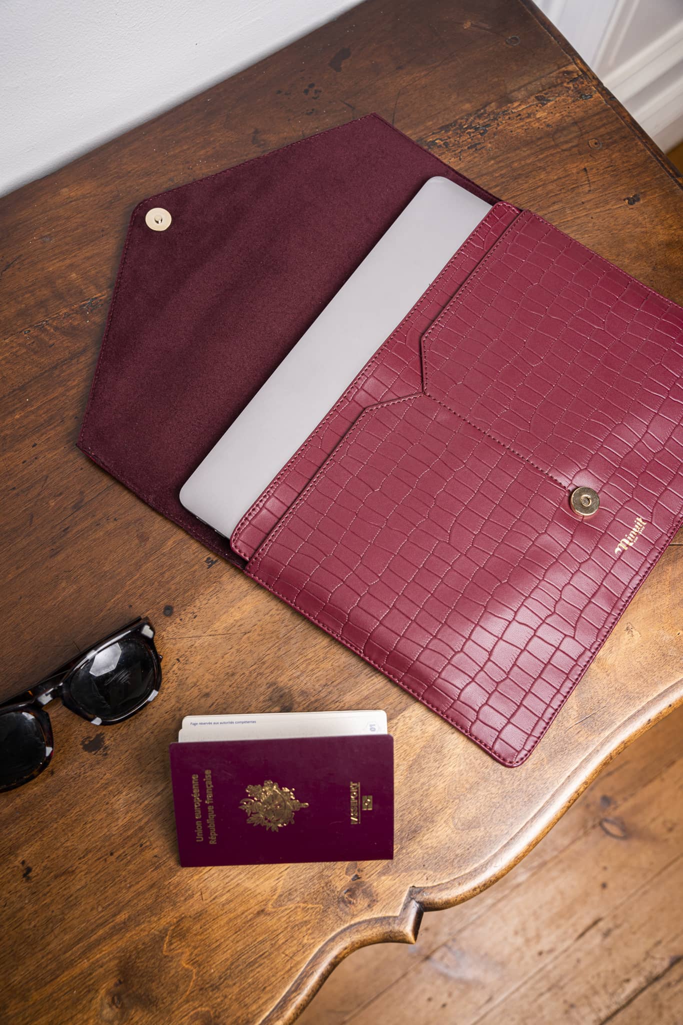 Pochette d'ordinateur rouge bordeaux croco 13 pouces écoresponsables vegan Simone Minuit sur Terre