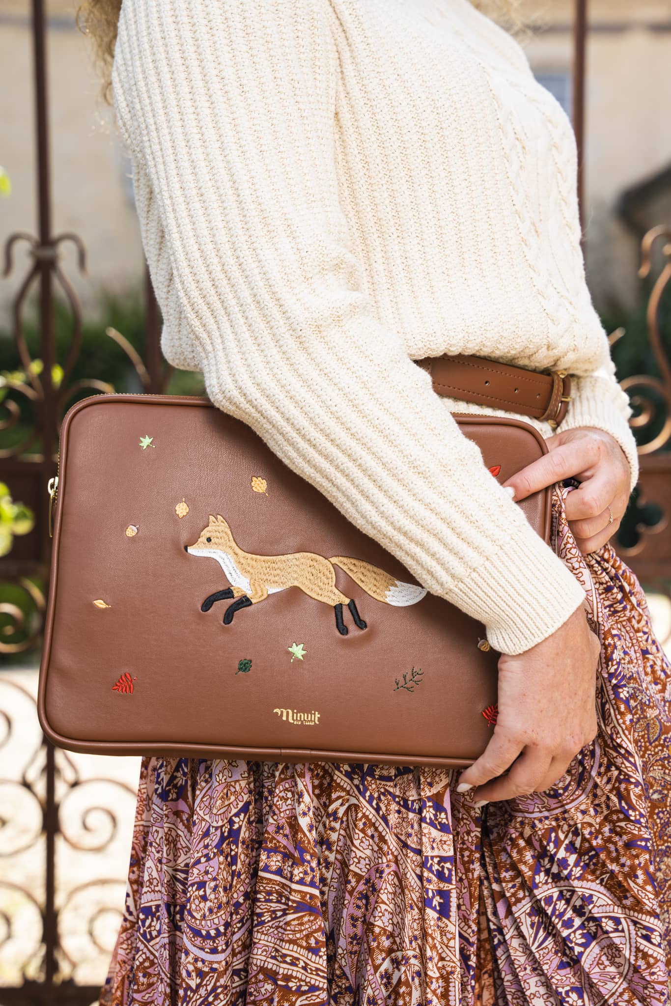 Housse d'ordinateur marron camel broderie renard 13 pouces écologique recyclée vegan Rosa Minuit sur Terre