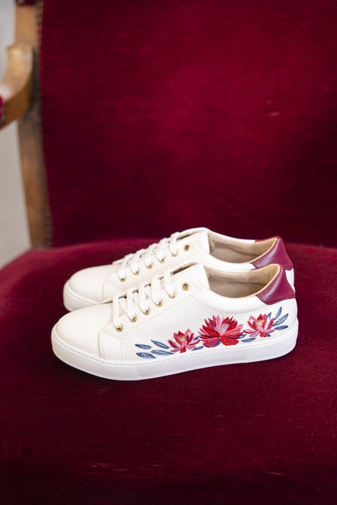 Baskets vegan blanches brodées fleurs pour femme écoresponsables recyclées Virevolte Minuit sur Terre