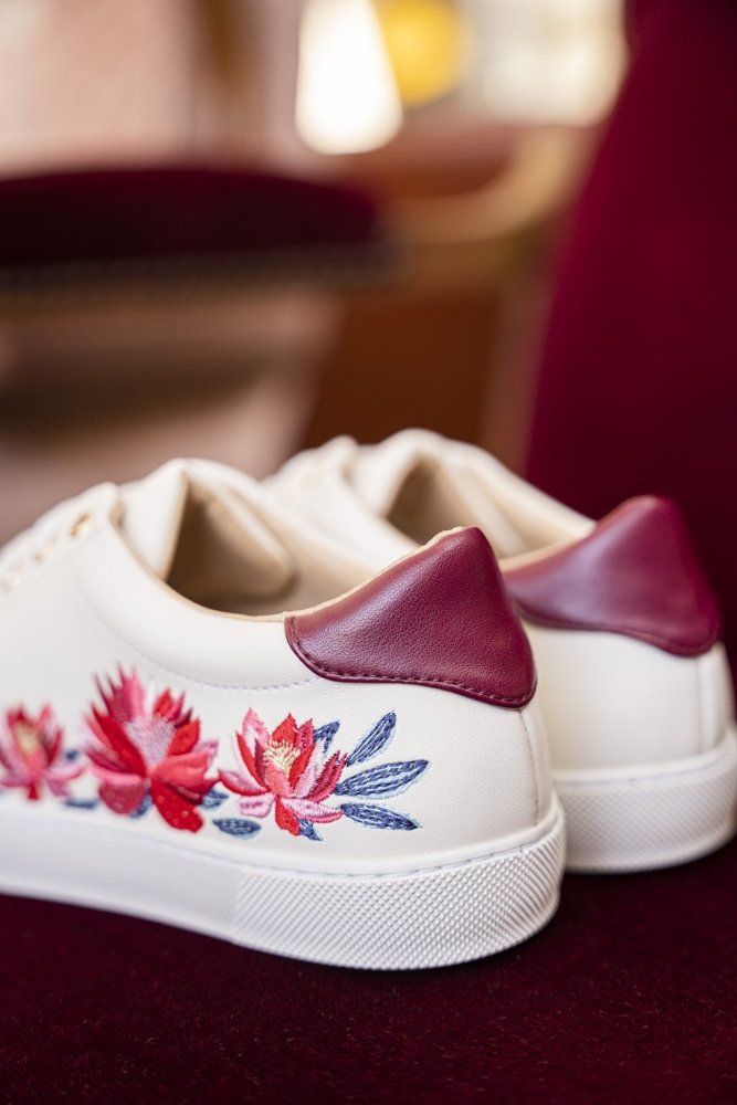 Baskets vegan blanches brodées fleurs pour femme écoresponsables recyclées Virevolte Minuit sur Terre