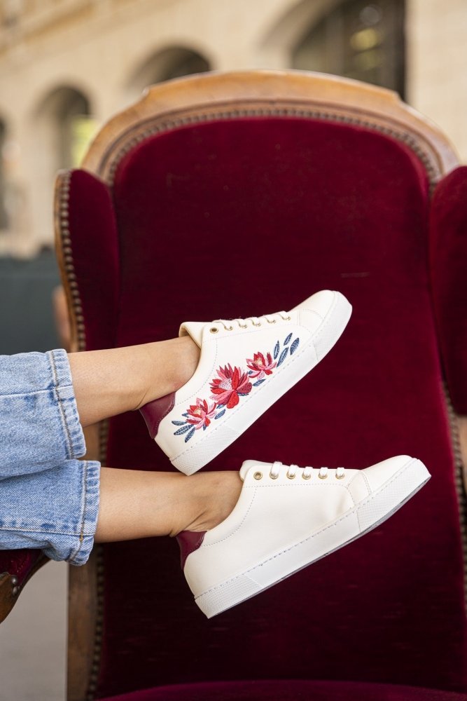 Baskets vegan blanches brodées fleurs pour femme écoresponsables recyclées Virevolte Minuit sur Terre