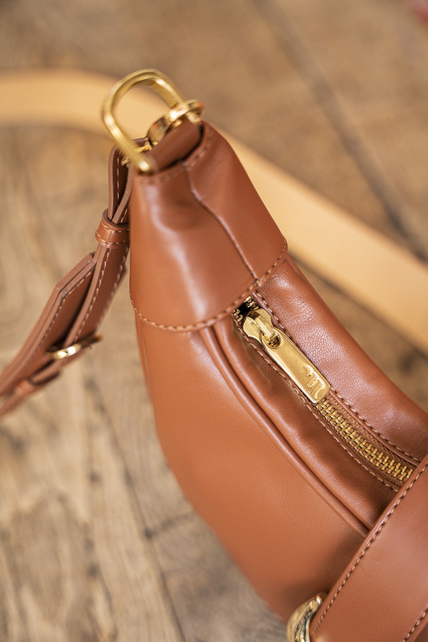 Sac à main demi-lune vegan écoresponsable pour femme marron camel Callisto Minuit sur Terre