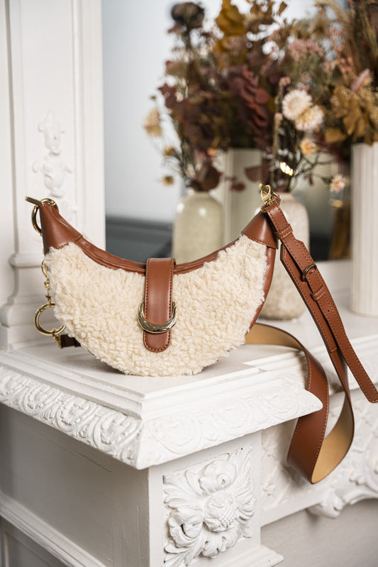 Sac à main demi-lune marron camel avec fausse fourrure Callisto