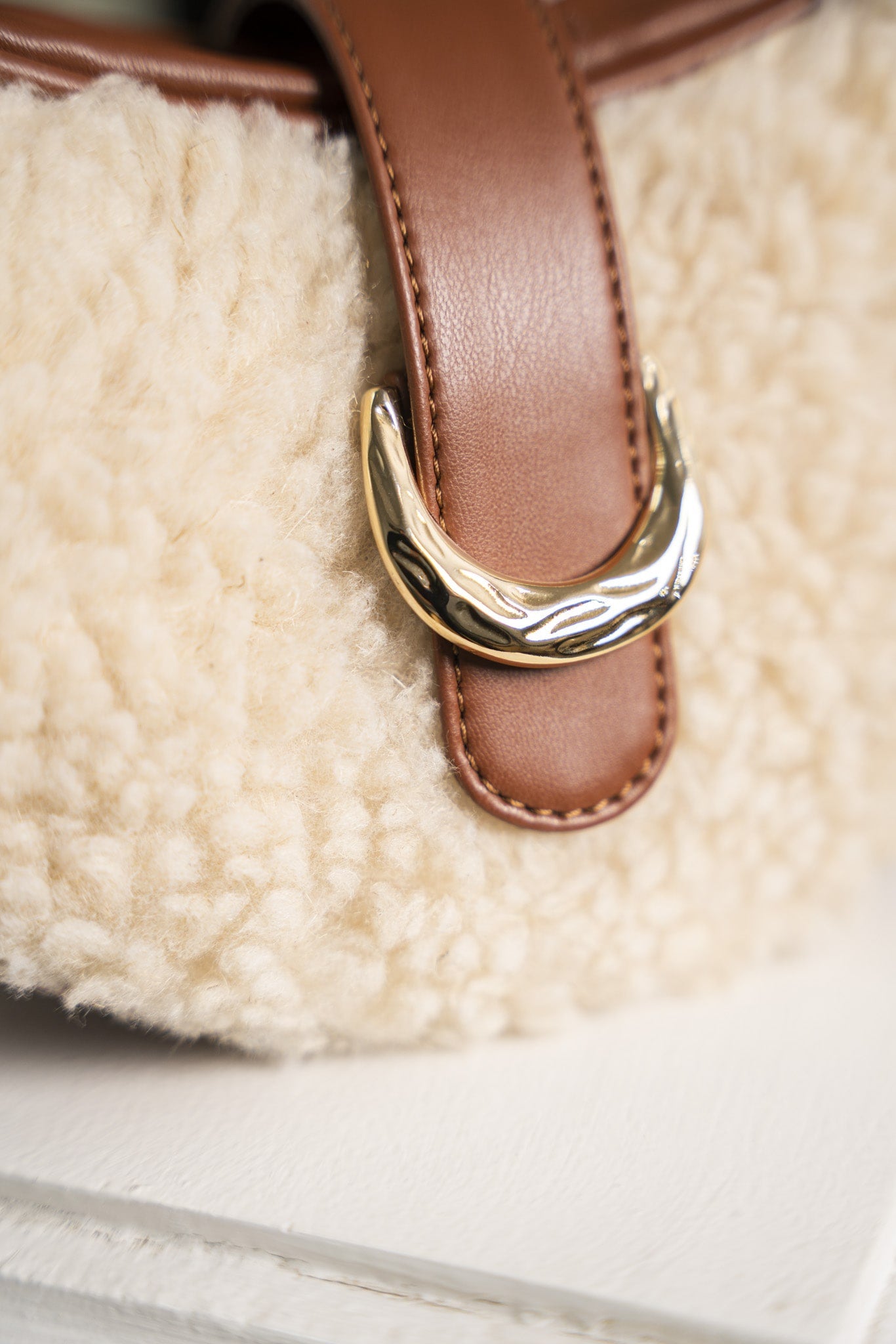 Sac à main demi-lune marron camel avec fausse fourrure Callisto