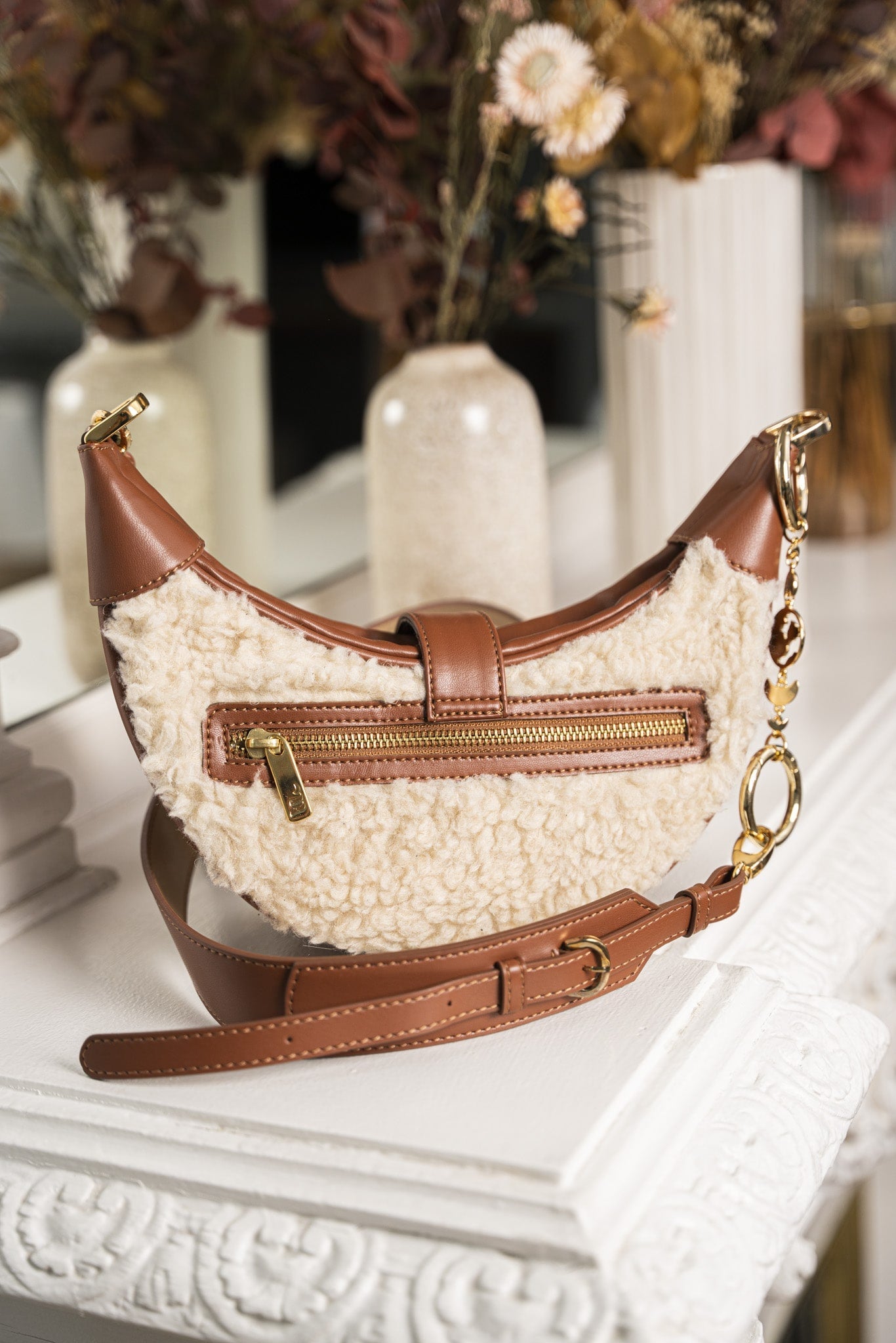 Sac à main demi-lune marron camel avec fausse fourrure Callisto