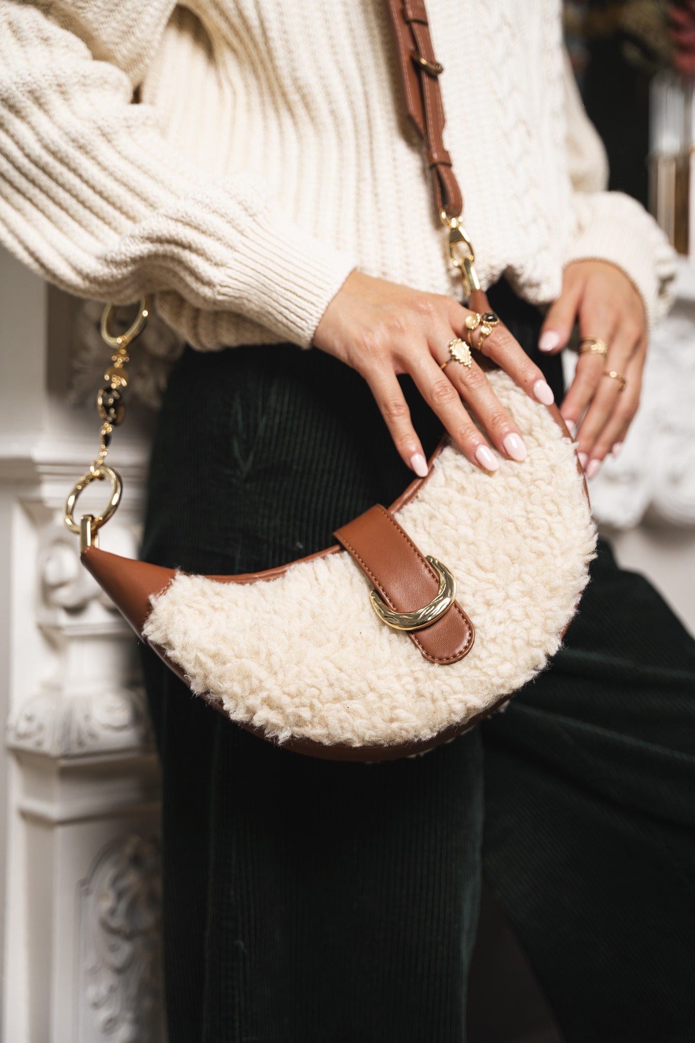 Sac à main demi-lune marron camel avec fausse fourrure Callisto