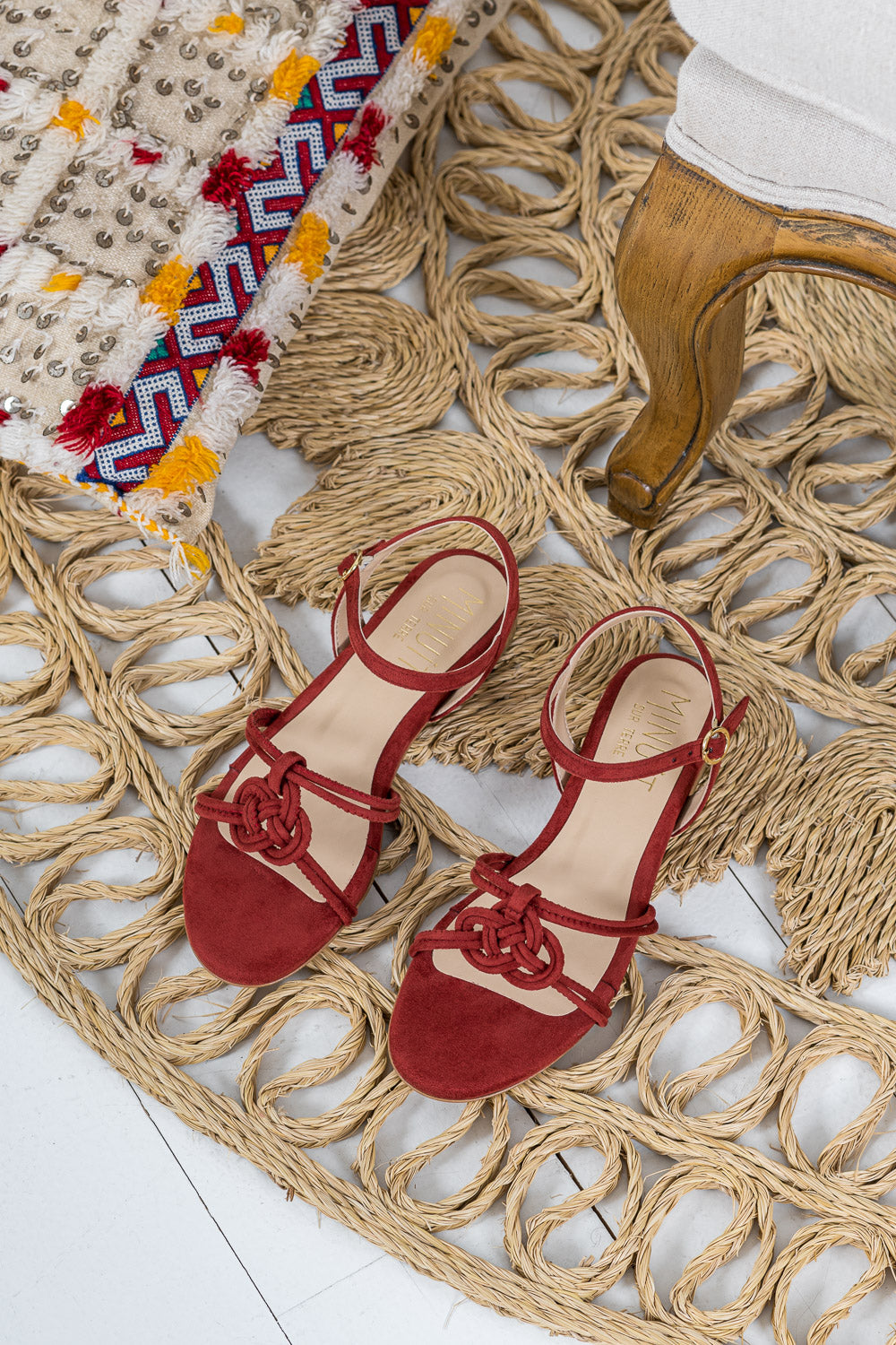 Sandales plates vegan recyclées écologiques pour femme rouges foncées Azulejo Brique Minuit sur Terre