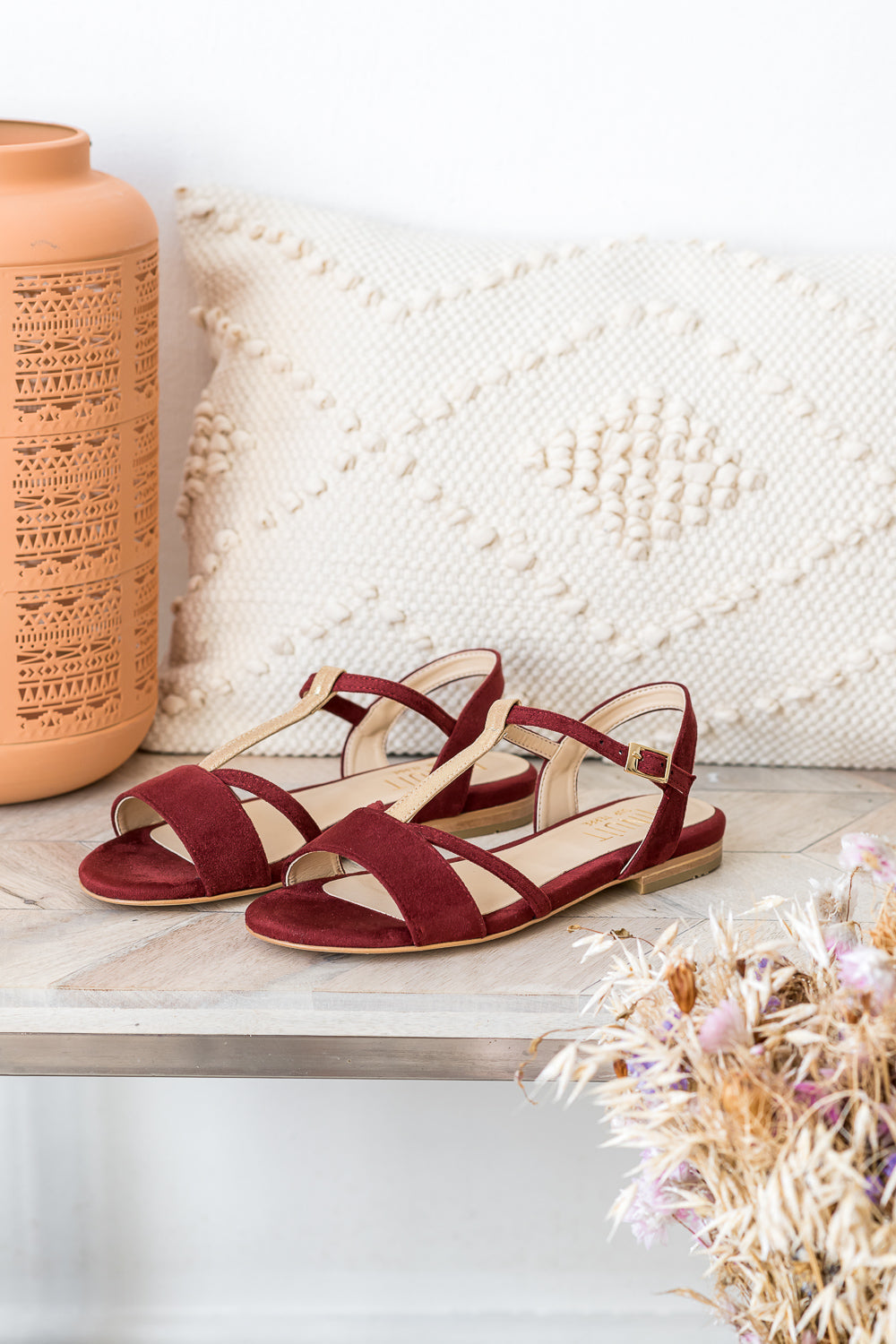 Sandales plates vegan sans cuir écologique pour femme bordeaux rouge foncé or doré Bastia Minuit sur Terre