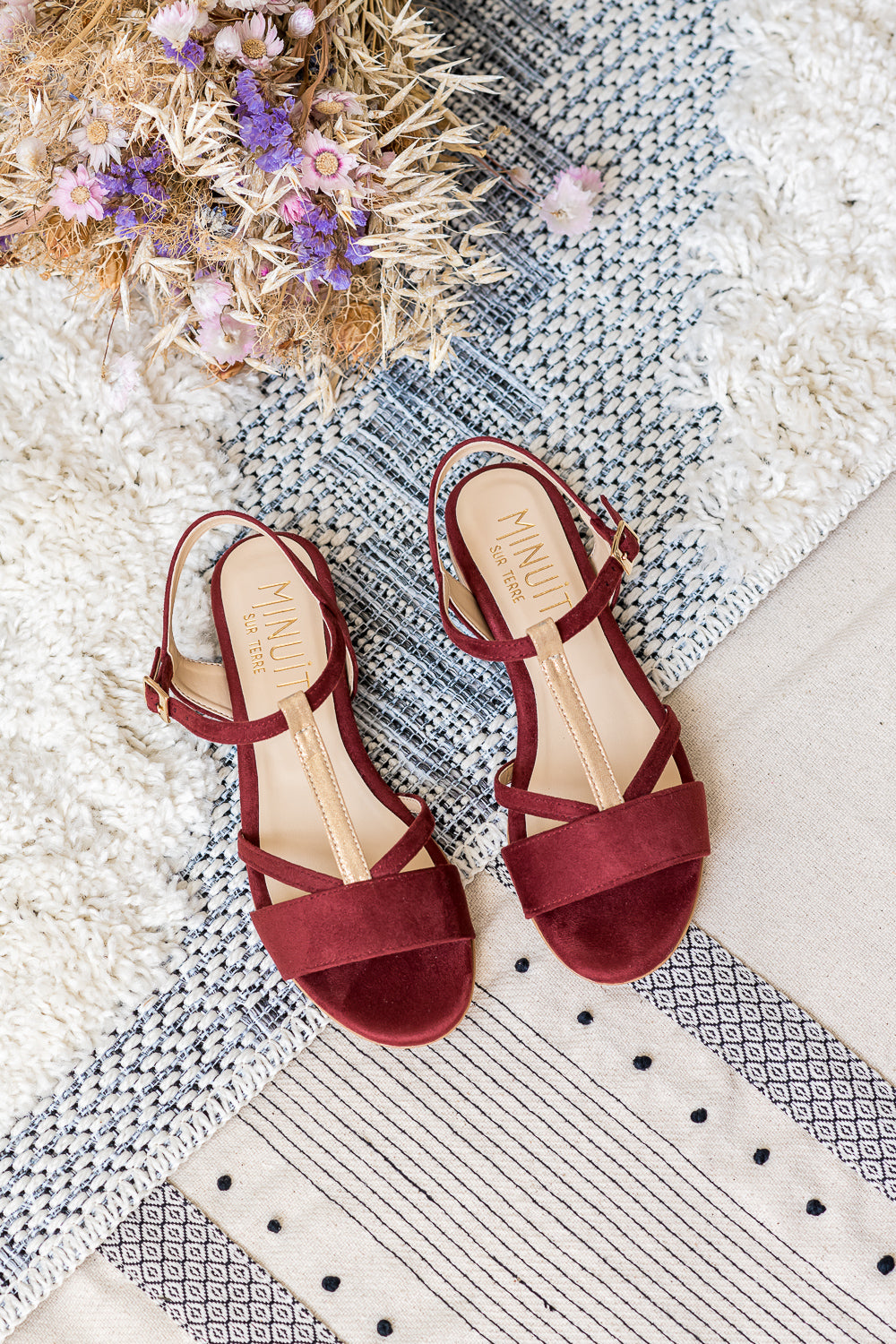 Sandales plates vegan sans cuir écologique pour femme bordeaux rouge foncé or doré Bastia Minuit sur Terre