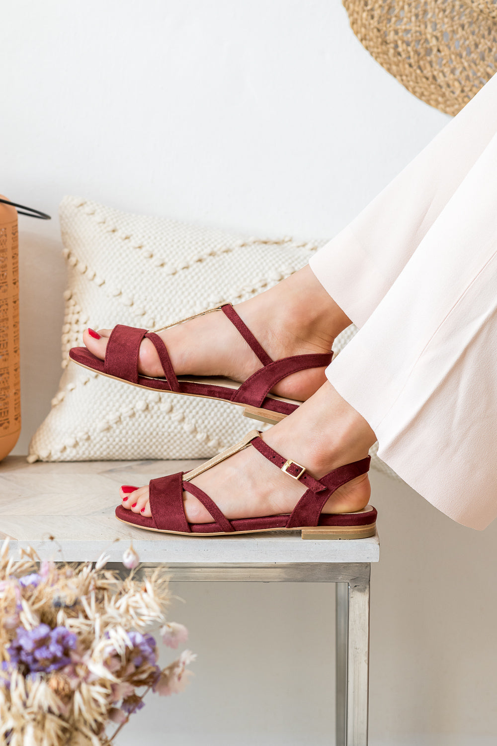 Sandales plates vegan sans cuir écologique pour femme bordeaux rouge foncé or doré Bastia Minuit sur Terre