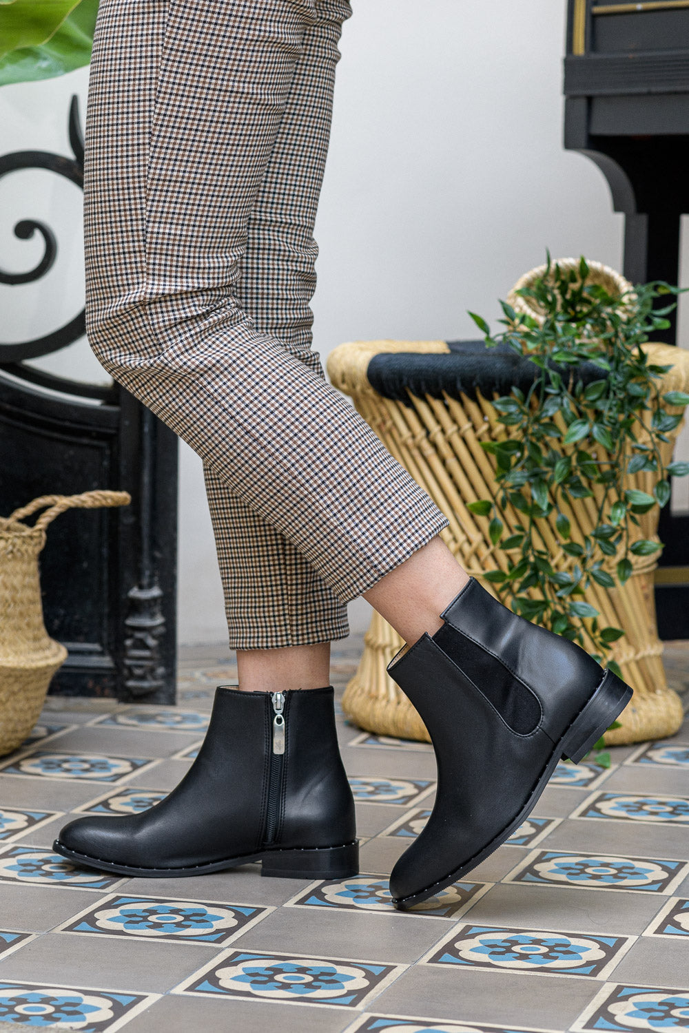 Bottines noires cloutées écologiques vegan pour femme Arezzo Minuit sur Terre