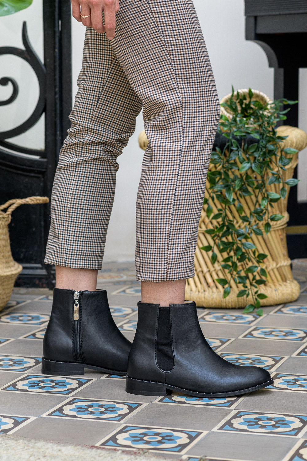 Bottines noires cloutées écologiques vegan pour femme Arezzo Minuit sur Terre