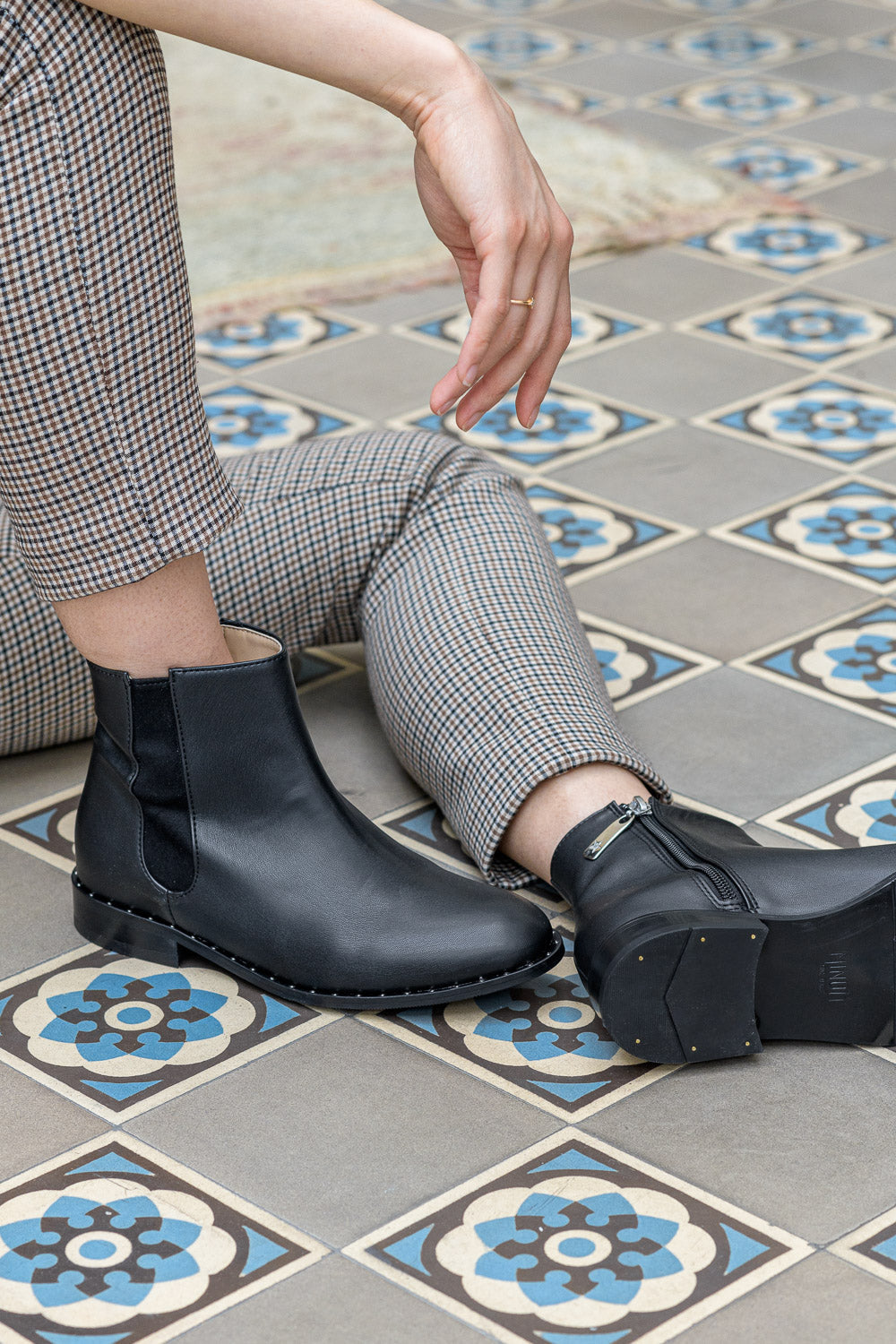 Bottines noires cloutées écologiques vegan pour femme Arezzo Minuit sur Terre