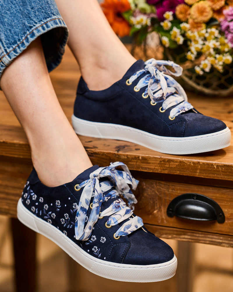 Virevolte fleurs bleues