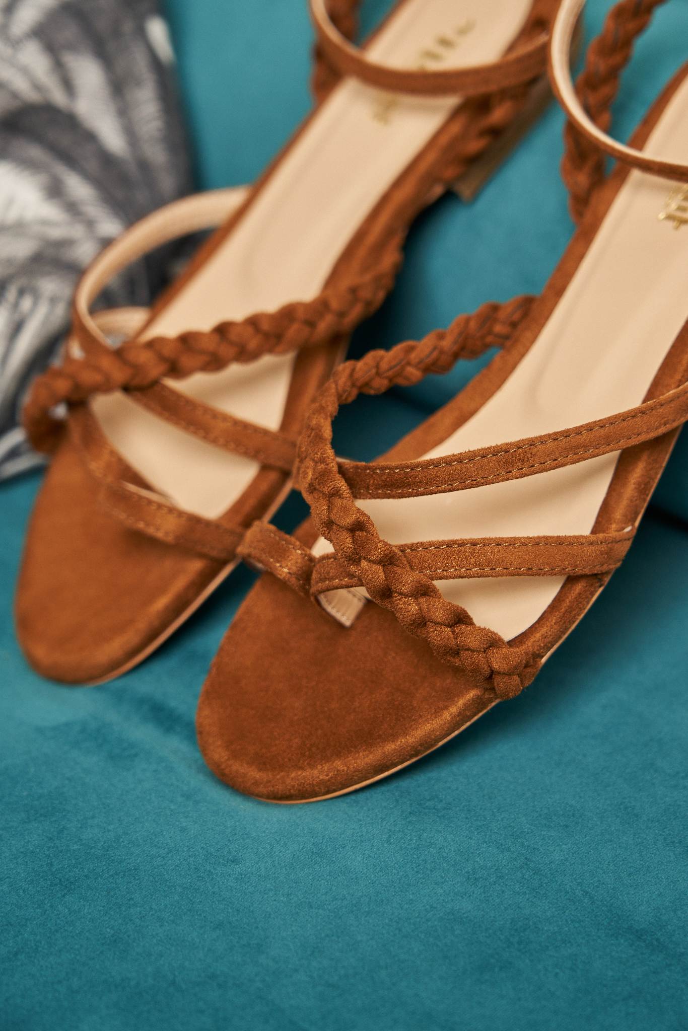 Sandales plates marrons noisette pour femme vegan écologiques recyclées Paradis Minuit sur Terre