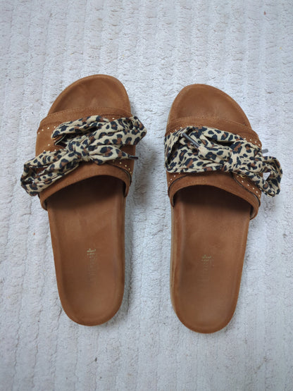 Hazelnut dune with leopard laces