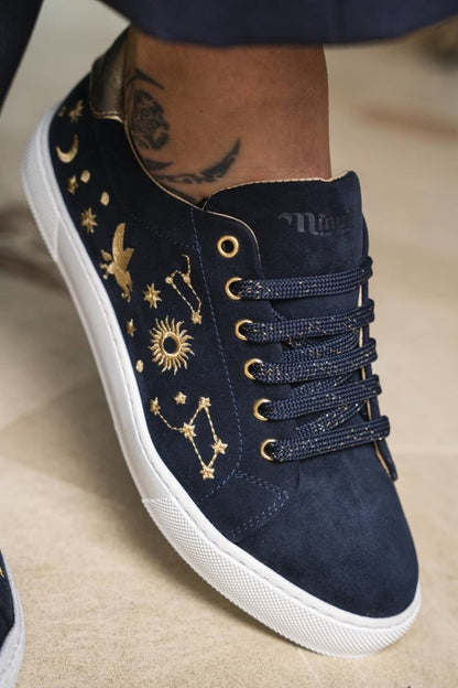 Collab Astro avec REV Society baskets brodées astro Minuit sur Terre et chaussettes recyclées et écologiques