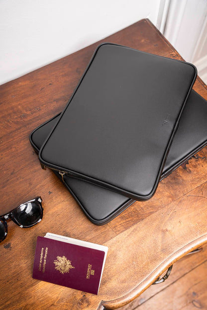 Pochette d'ordinateur noir 13 pouces écoresponsable vegan recyclée Rosa Minuit sur Terre