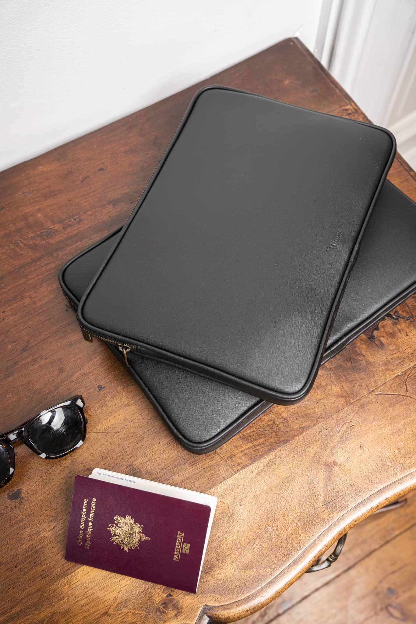 Pochette d'ordinateur noir 13 pouces écoresponsable vegan recyclée Rosa Minuit sur Terre