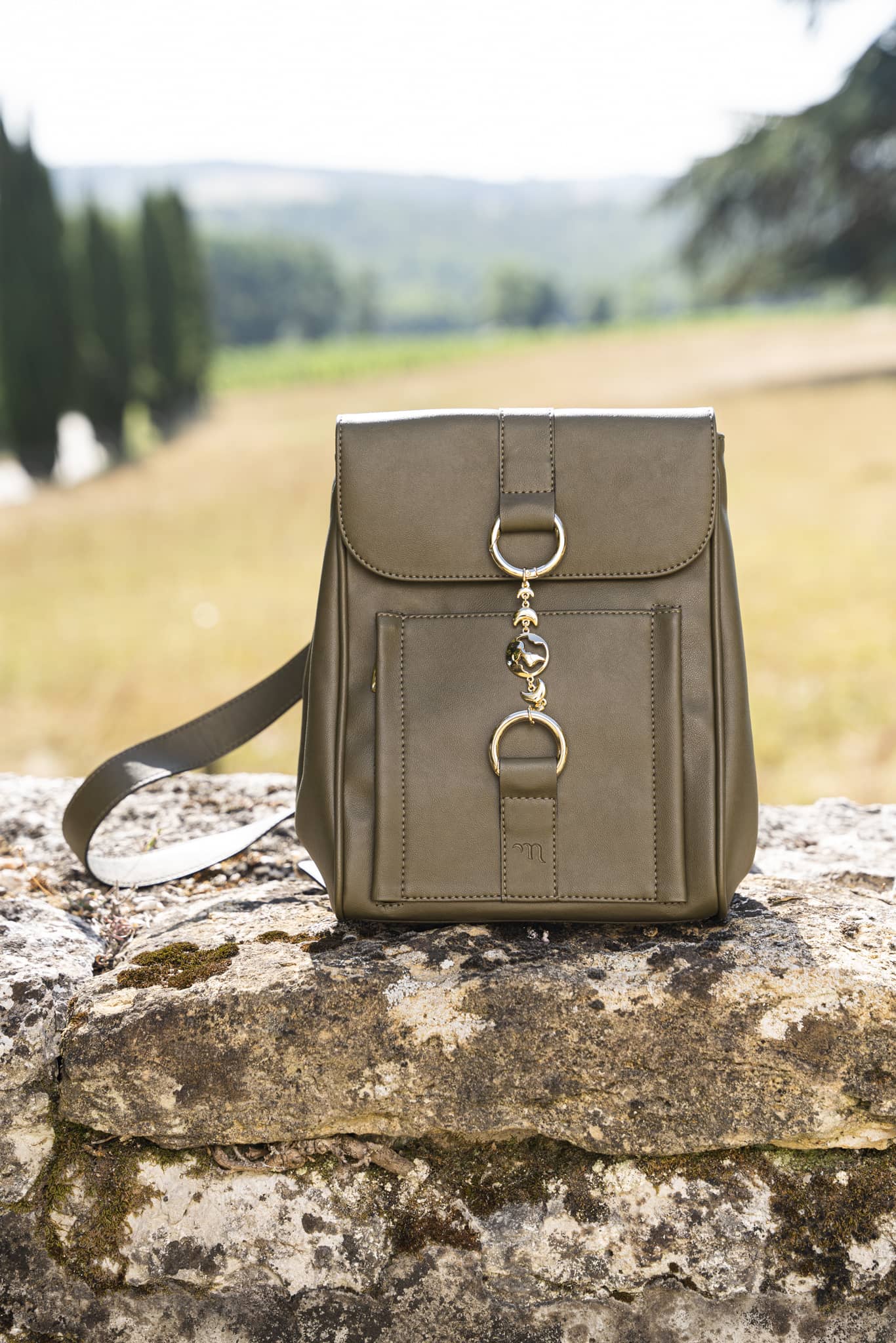 Sac à dos vegan écoresponsable vert kaki pour femme Falabella Minuit sur Terre
